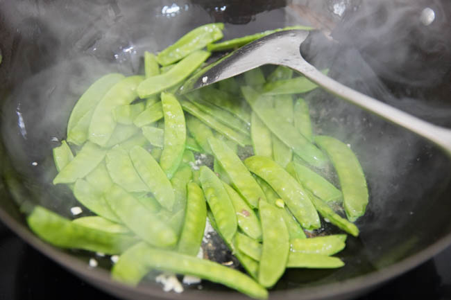 beef and snow pea stir fry|chinasichuanfood.com