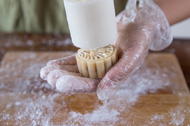 Mooncakes with nuts|chinasichuanfood.com