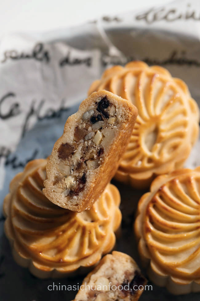 mooncakes with nuts|chhinasichuanfood.com