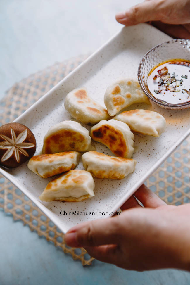 vegan potstickers with mushrooms|chinasichuanfood.com