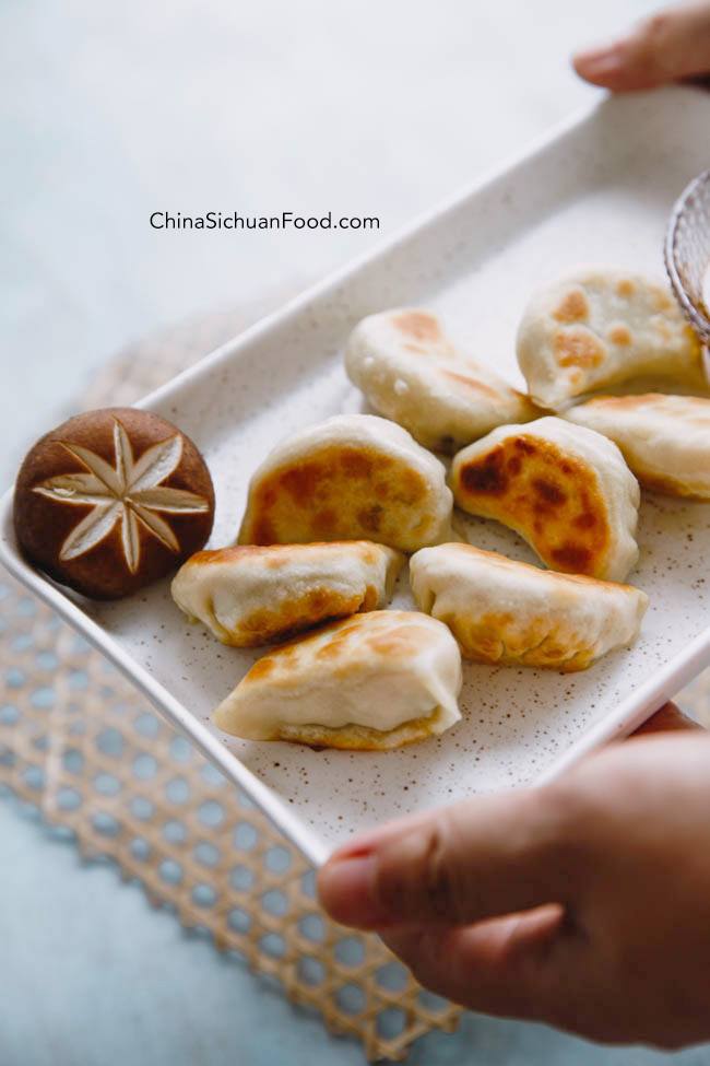 vegan potstickers with mushrooms|chinasichuanfood.com