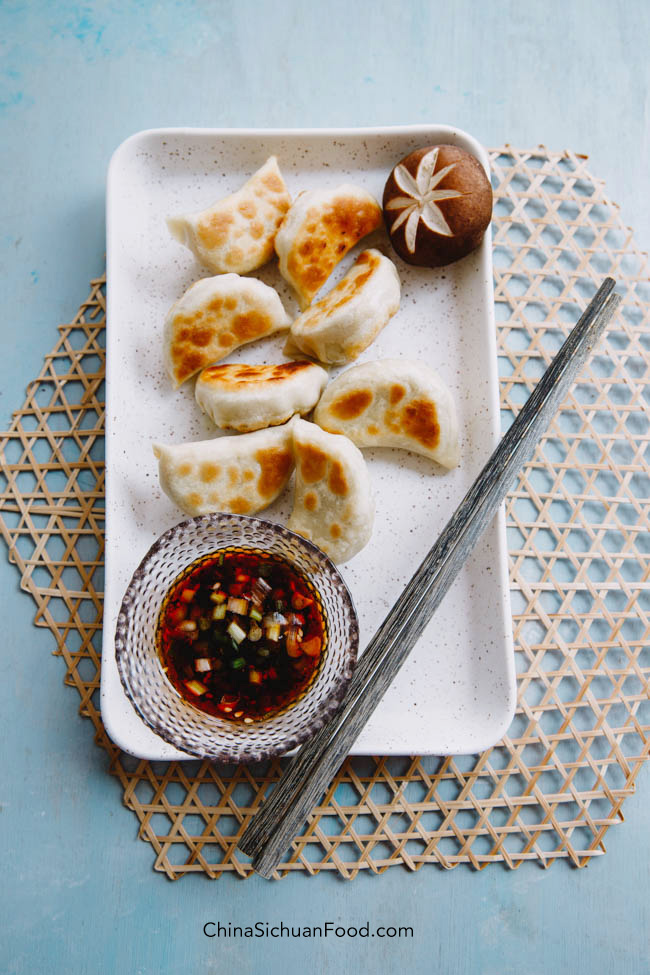 vegan potstickers with mushrooms|chinasichuanfood.com