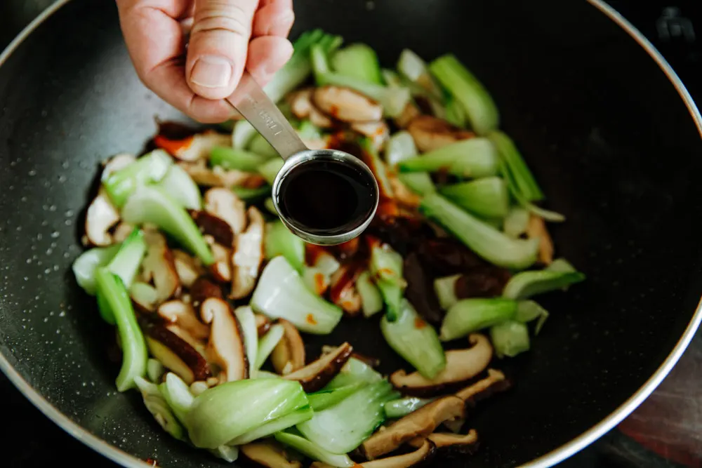 bok choy and mushroom stir fry|chinasichuanfood.com