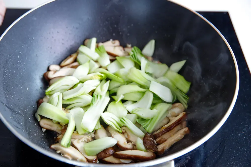 bok choy and mushroom stir fry|chinasichuanfood.com