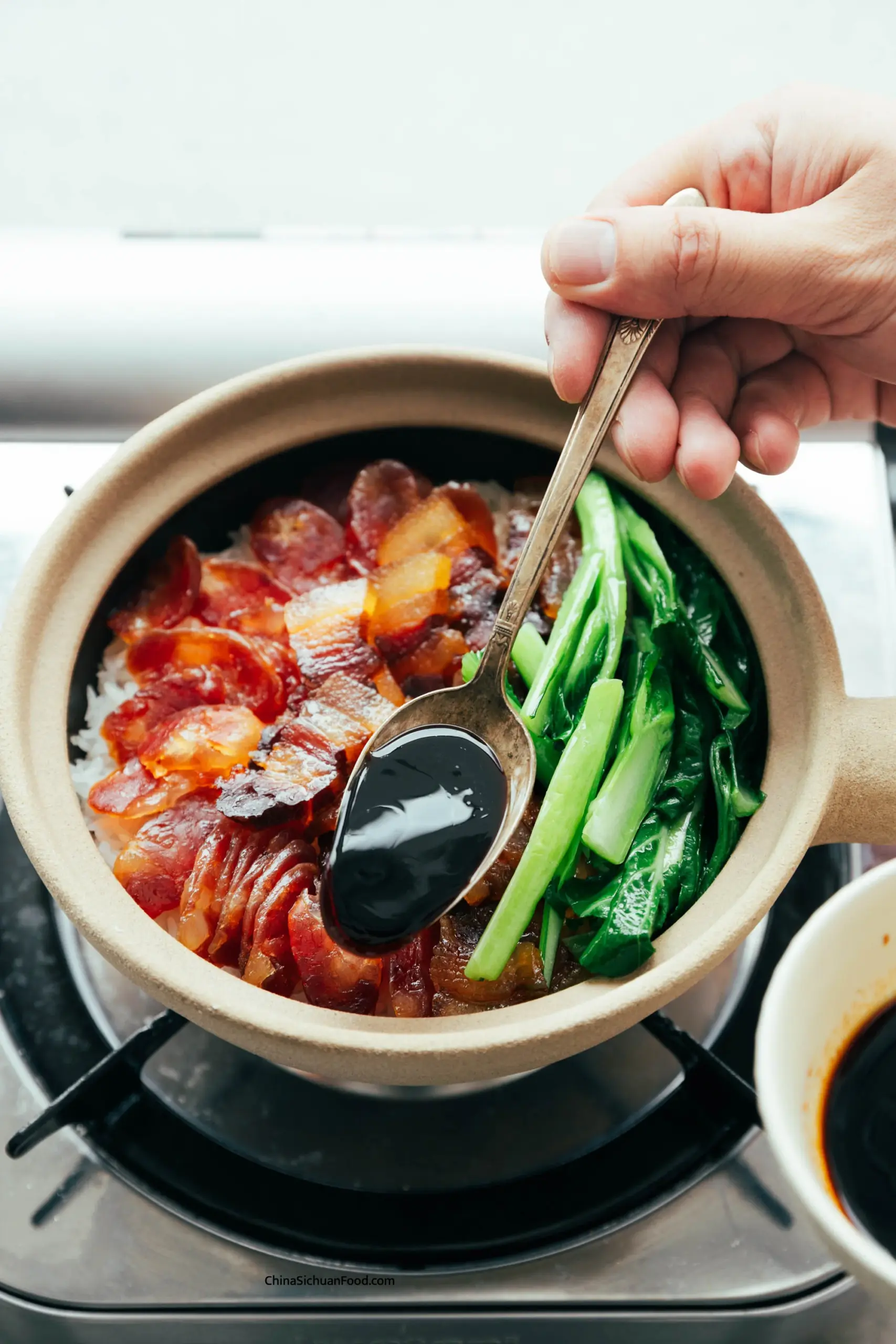 adding the sauce|chinasichuanfood.com