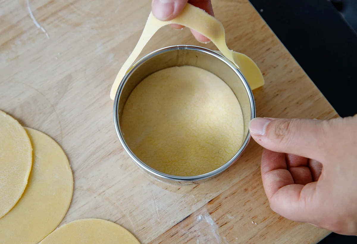 re-cutting the siu mai wrapper|chinasichuanfood.com