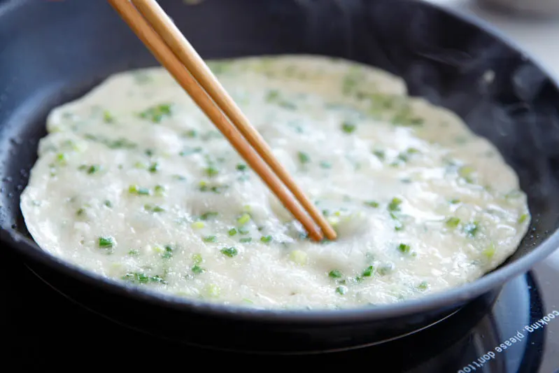 easy scallion pancake|chinasichuanfood.com