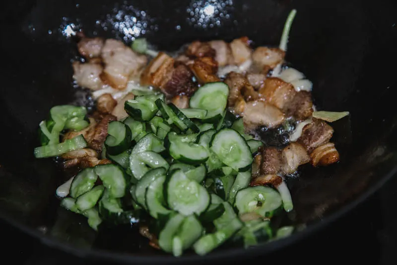 pork and cucumber stir fry|chinasichuanfood.com