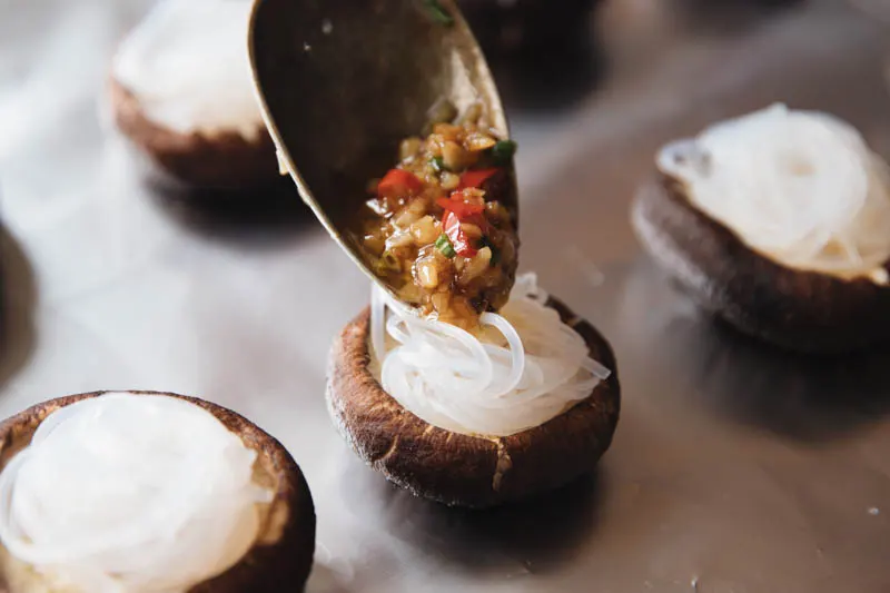 stuffed mushrooms with hot garlic sauce|chinasichuanfood.com