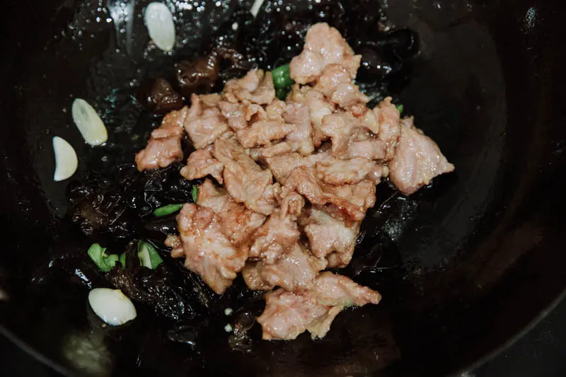 wood ear and pork stir fry|chinasichuanfood.com